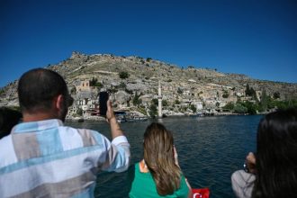 Surface level: Visitors can take boat tours around the reservoir.