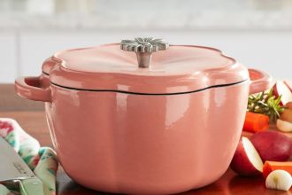SHOP This Pioneer Woman Dutch Oven main image