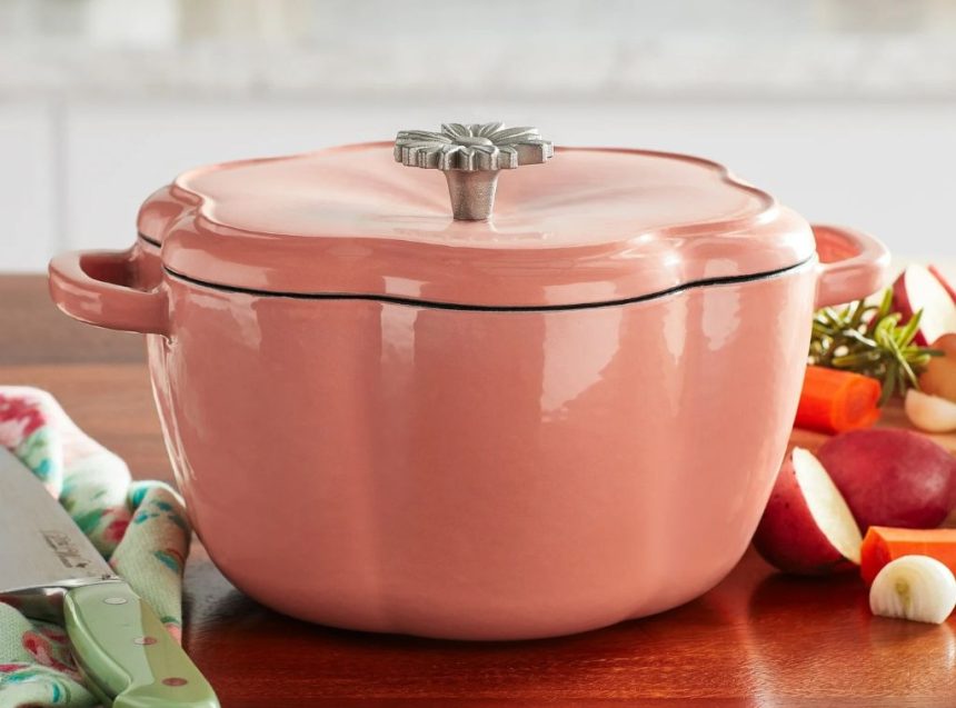 SHOP This Pioneer Woman Dutch Oven main image